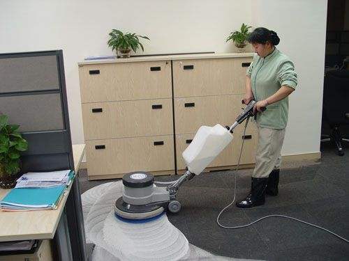 南昌地毯清洗公司浅析地毯清洗剂的选用