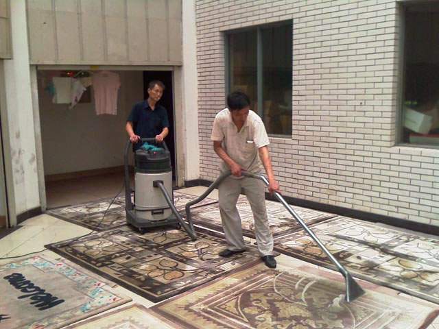 南昌保洁公司教你技巧抽水清洗地毯操作方法